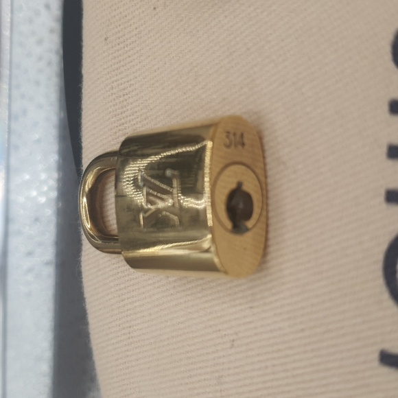 LOUIS VUITTON LOCK/KEY🔐 #314 W/ New Fashion Bag charm -EUC- - Picture 4 of 8